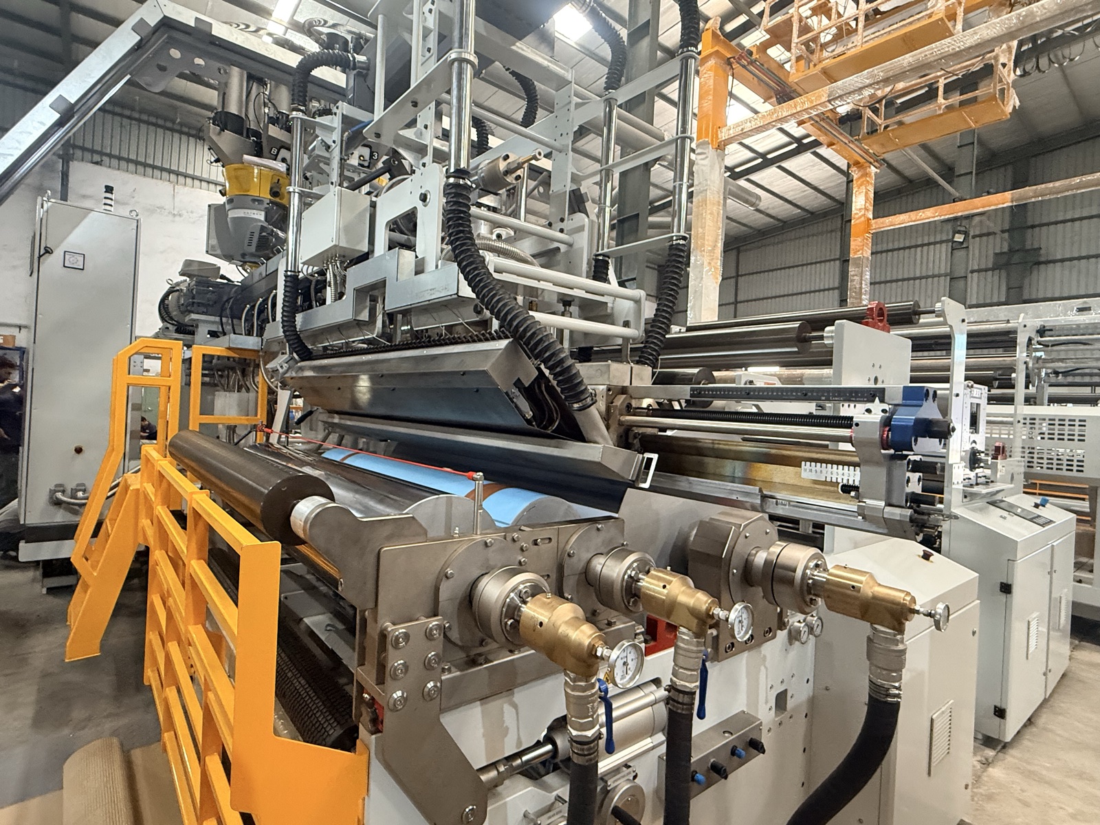 Extrusion laminator — extruder die and chill roll