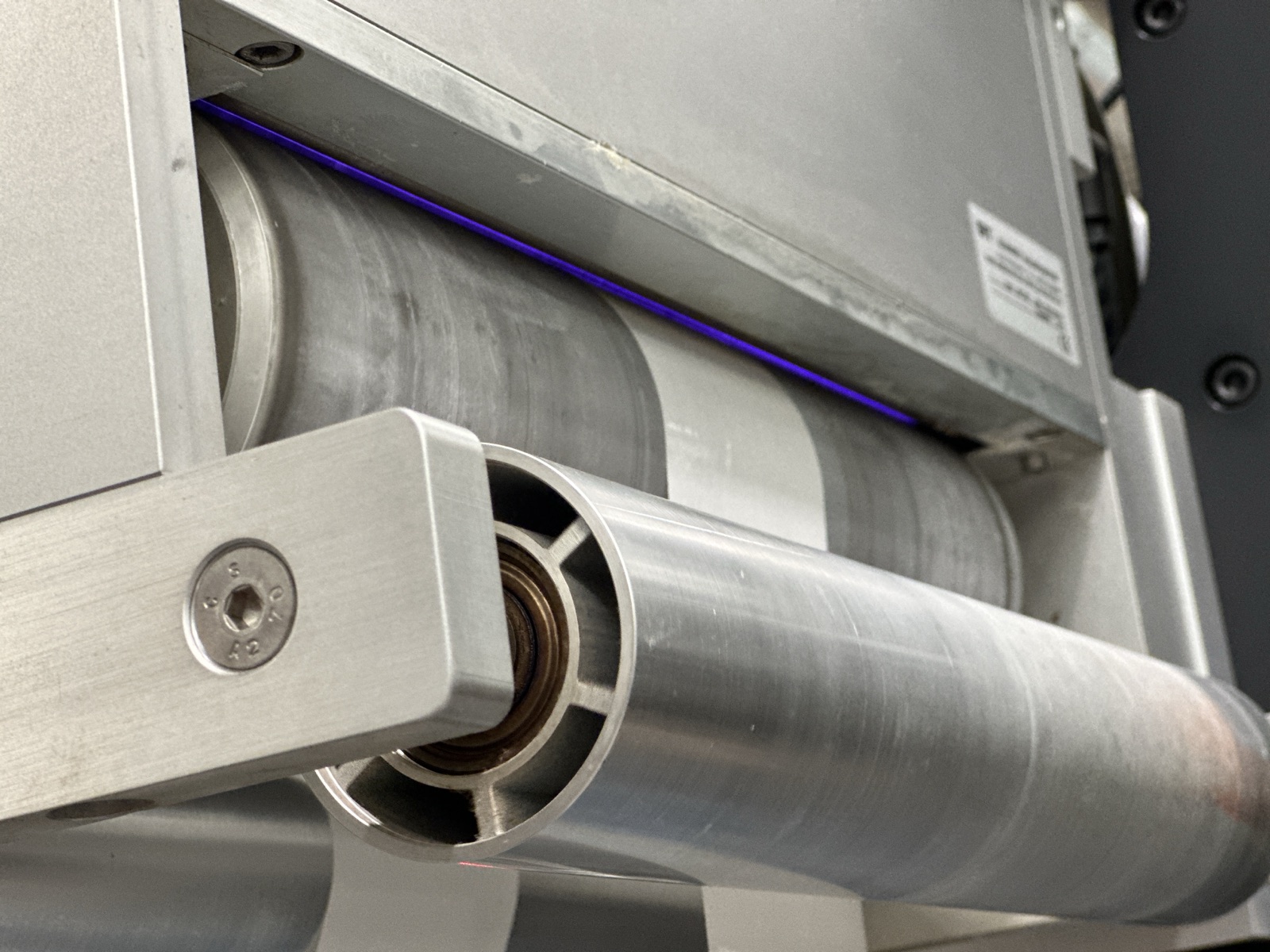 Corona treatment station — electrode and treated roller