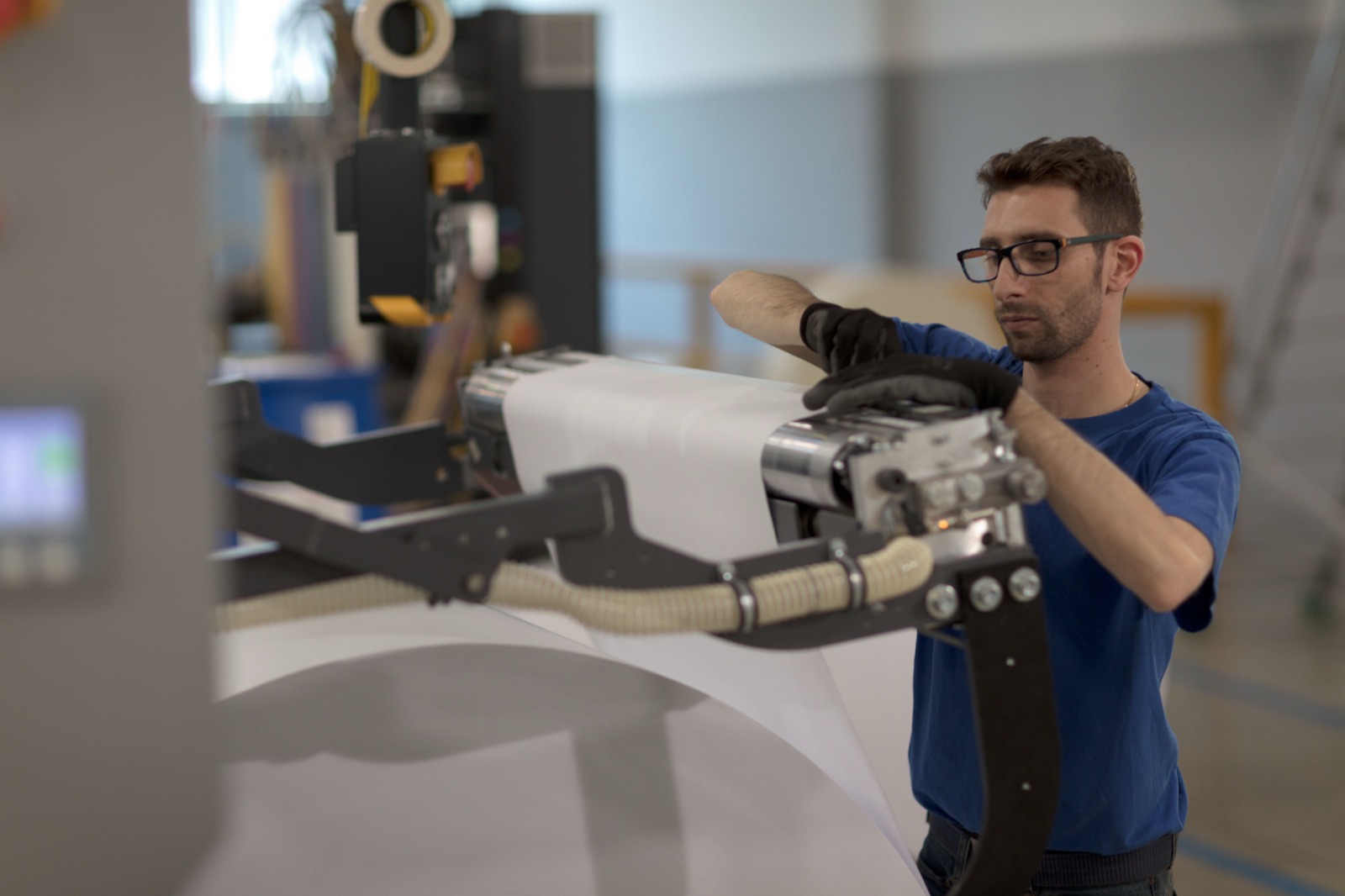Operator performing a roll change